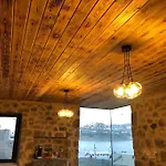 Denize Sifir Restore Edilmis Ahsap Tavan Tas Villa