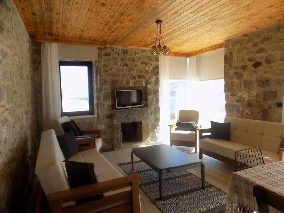 Villa Denize Sifir Restore Edilmis Ahsap Tavan Tas Bodrum