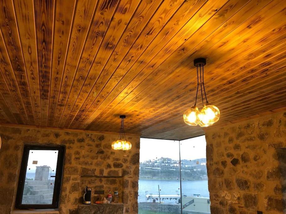 Denize Sifir Restore Edilmis Ahsap Tavan Tas Villa Bodrum